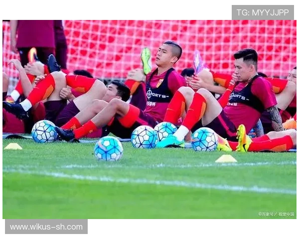 中国足球队迎战日本队全力备战亚洲杯备战期迎来新挑战