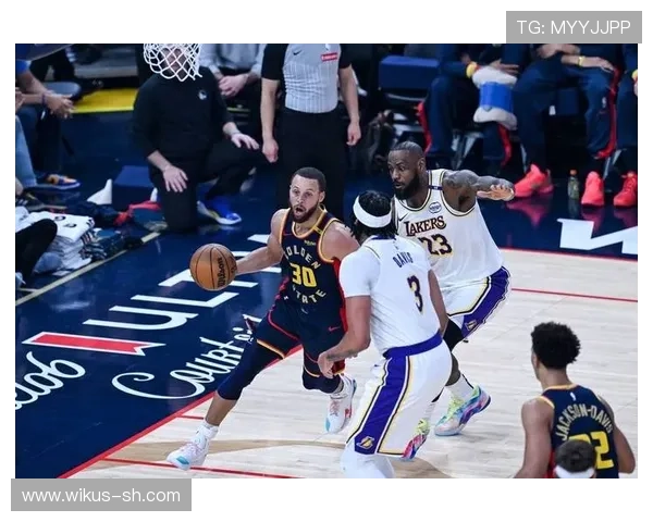 库里砍下高分勇士逆转湖人詹姆斯末节失准再燃总冠军悬念