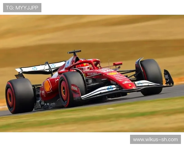 新赛季F1车队阵容变动引发激烈竞争讨论与车迷热烈关注热切期待